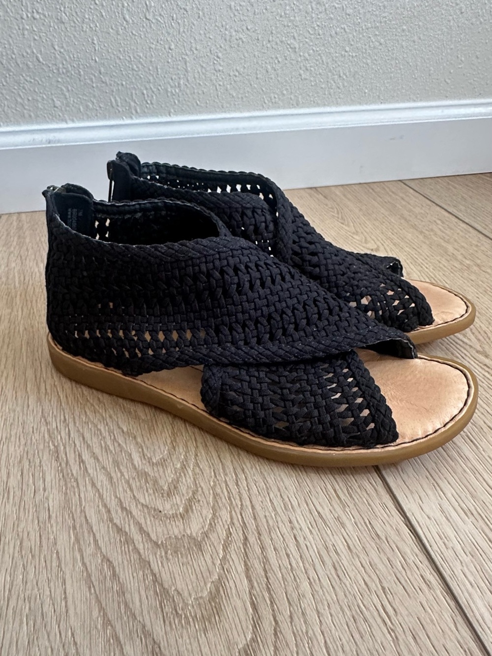 Born black woven sandal women’s size 6